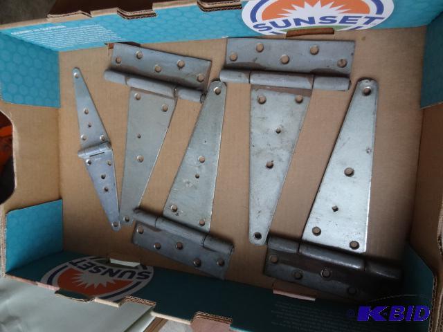 lot 88 image: 4 Heavy Duty Hinges, 1 Extra Hinge...