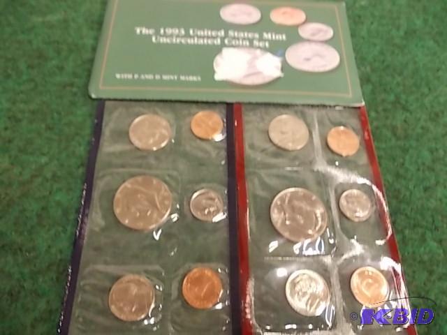 lot 16 image: 1993 US Mint Set P & D...