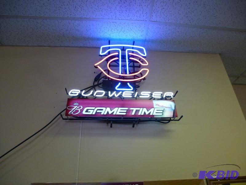 lot 19 image: Twin Citys&nbspBudweiser Neon Light TC Twi...