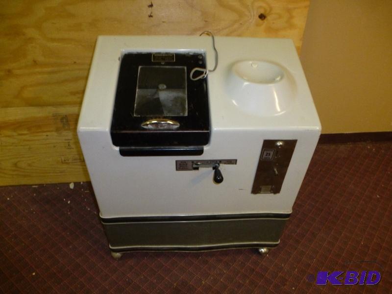 lot 3 image: Bowling ball polisher Brunswick bowling ball...