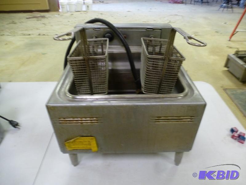 lot 36 image: Hobart Commercial Deep Fryer 2 Basket system...