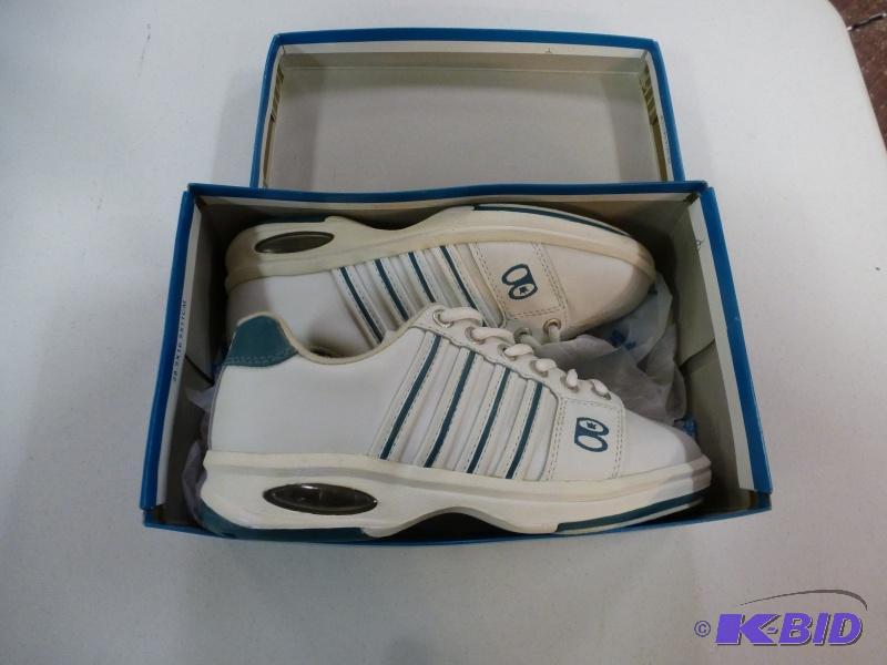 lot 63 image: Brunswick&nbspBowling shoes Womens size 7M ...