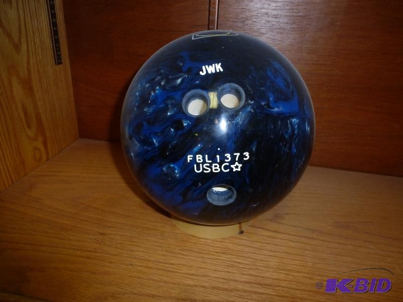 lot 68 image: Brunswick Bowling ball T- Zone Holes have be...