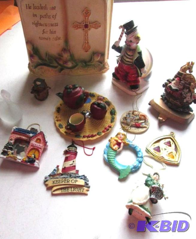 lot 229 image: mixed lot of collectable items...