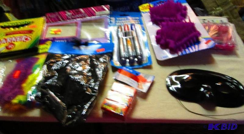 lot 280 image: mixed lot of craft supplies and toys...