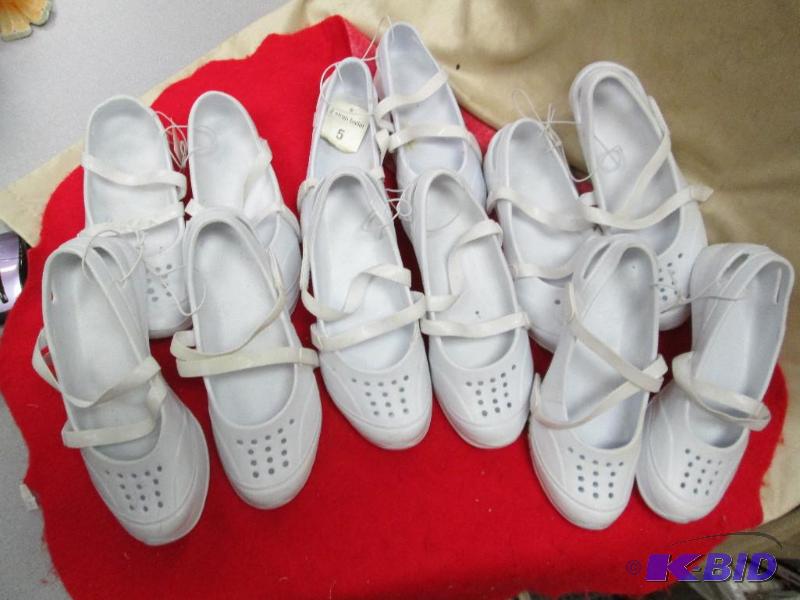 lot 32 image: Qty 6 White 2 strap ballet size 5...
