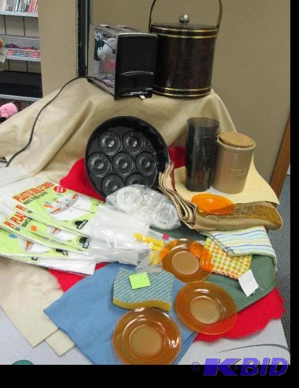 lot 53 image: Assortment of kitchen stuff like Plastic tabl...