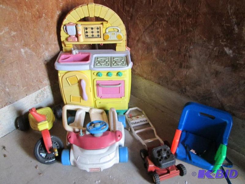 Lot of assorted plastic toys, nice assortment...