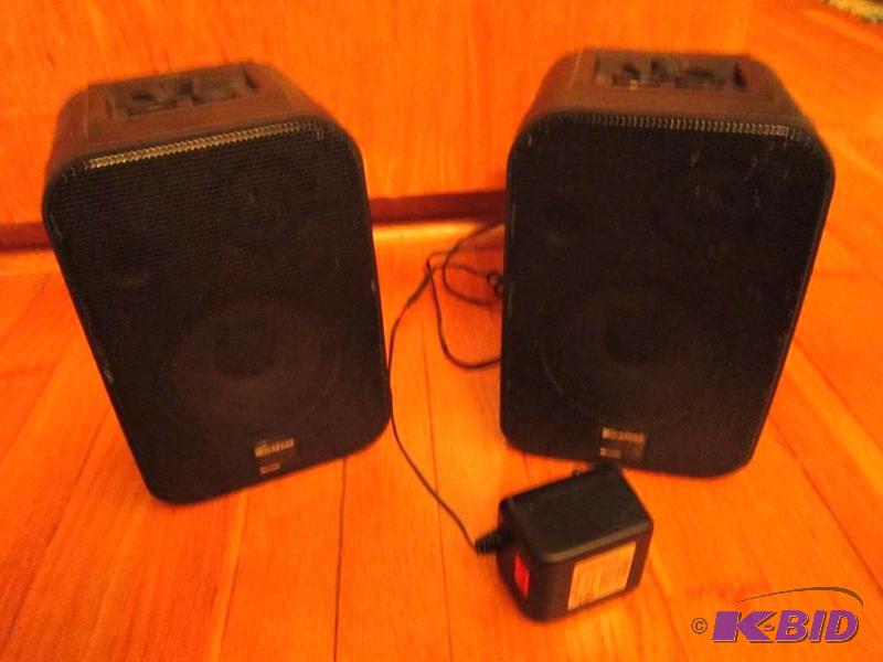 Pair of Recoton wireless speakers with 1 AC p...
