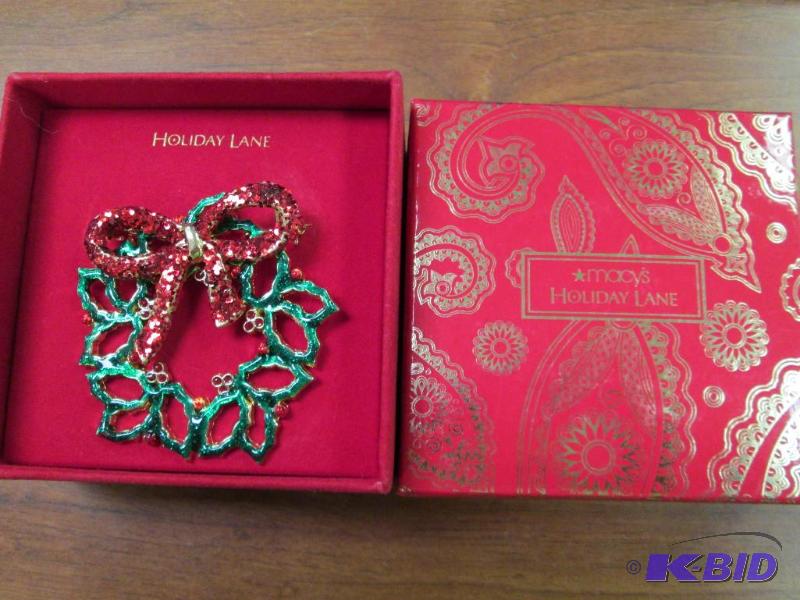 lot 184 image: Macys Holiday Lane brooch with glitter accen...