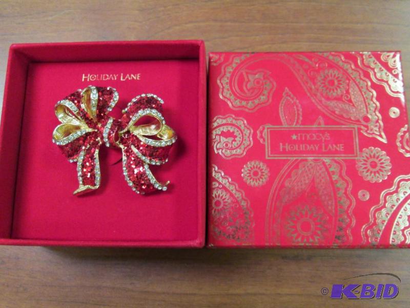 lot 185 image: Macys Holiday Lane brooch with glitter accen...