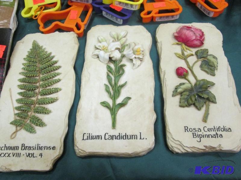 lot 228 image: Kitchen aprons, dog shape cookie cutters, pou...