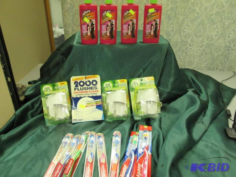 lot 274 image: 4 bottles of harwood floor refinisher, toothb...
