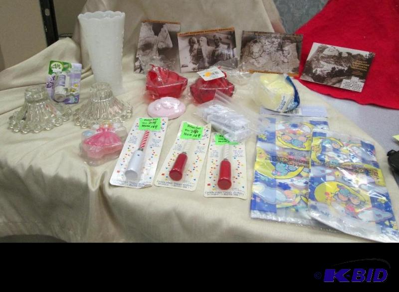 lot 33 image: Birthday candles that play happy Birthday, Va...