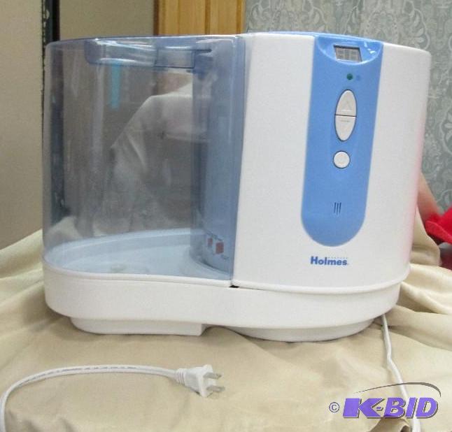 lot 38 image: Holmes Cool mist humidifier...