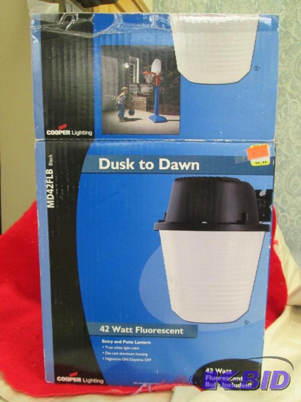 lot 71 image: Cooper Lighting Dusk to Dawn 42 Watt Fluoresc...