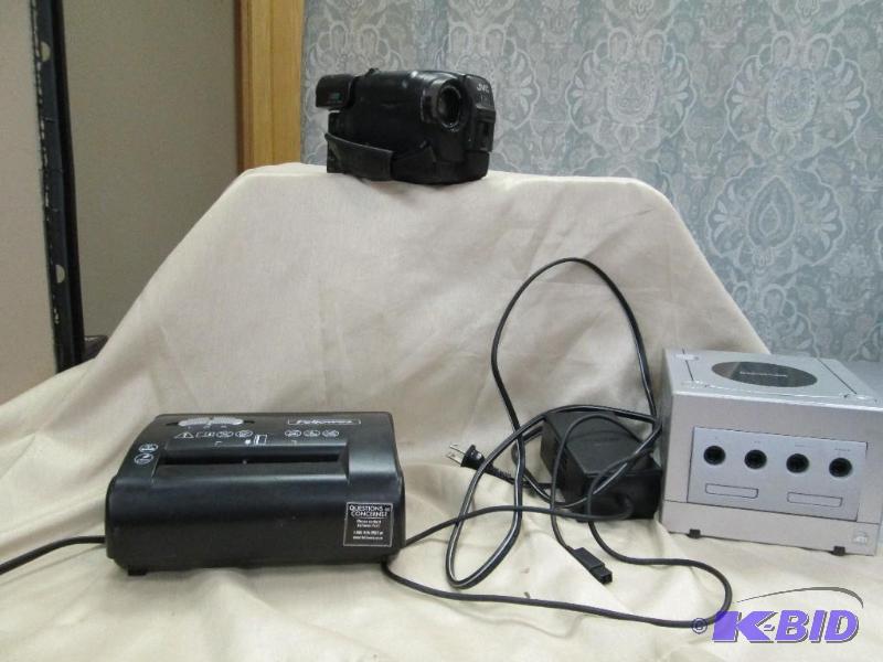 lot 93 image: Nintendo Game cube, JVC compact Vhs Random as...