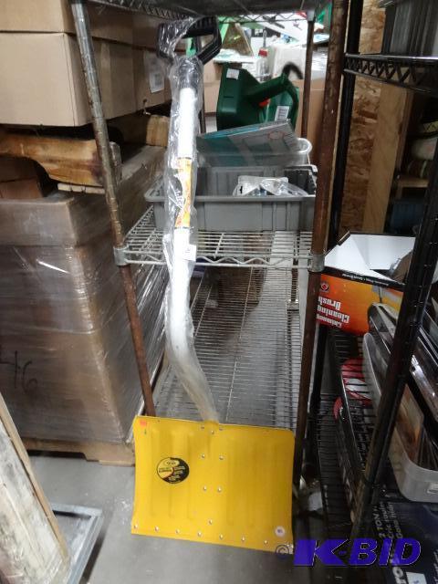 lot 91 image: New Yoho brand heavy-duty aluminum snow shove...