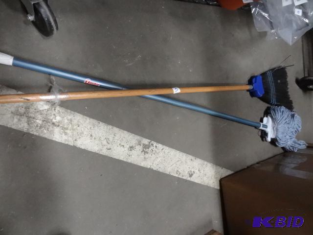 lot 93 image: New two piece lot including synthetic fiber b...