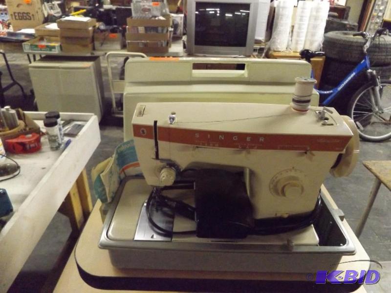 Singer Sewing Machine with case (cracked corn...