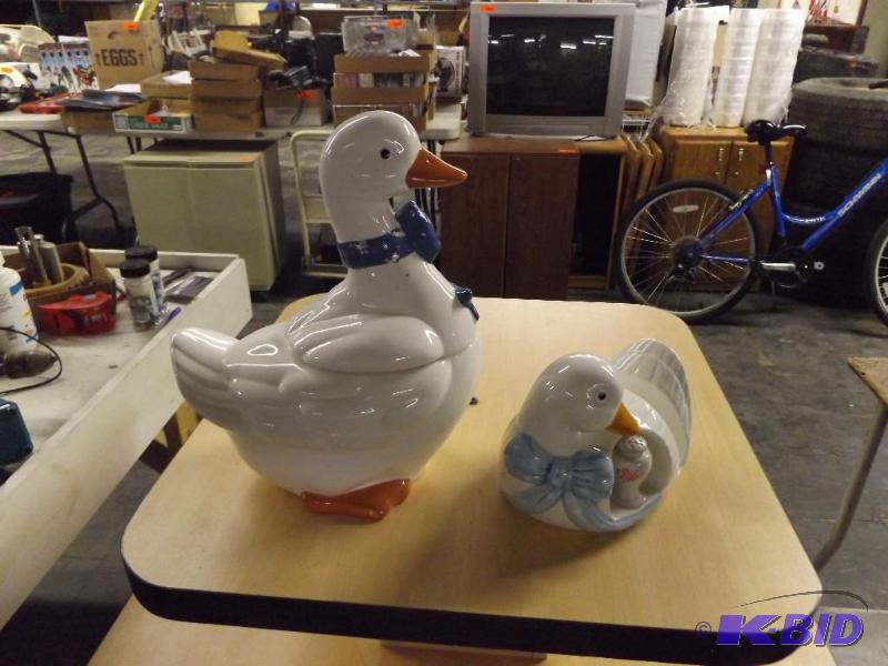 Goose Cookie Jar and goose table set with sal...