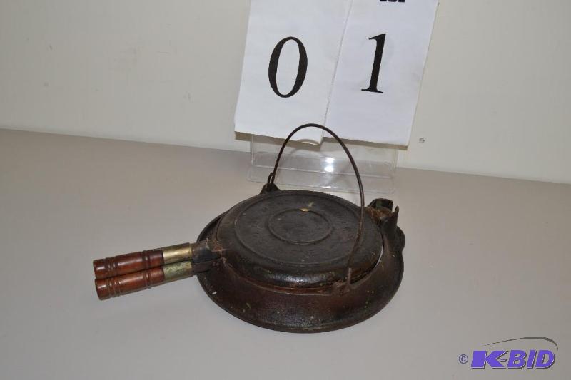 lot 1 image: Vintage cast iron waffle maker