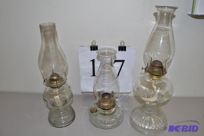 lot 17 image: Oil lamps - White Flame Light Co. and Eagle lights