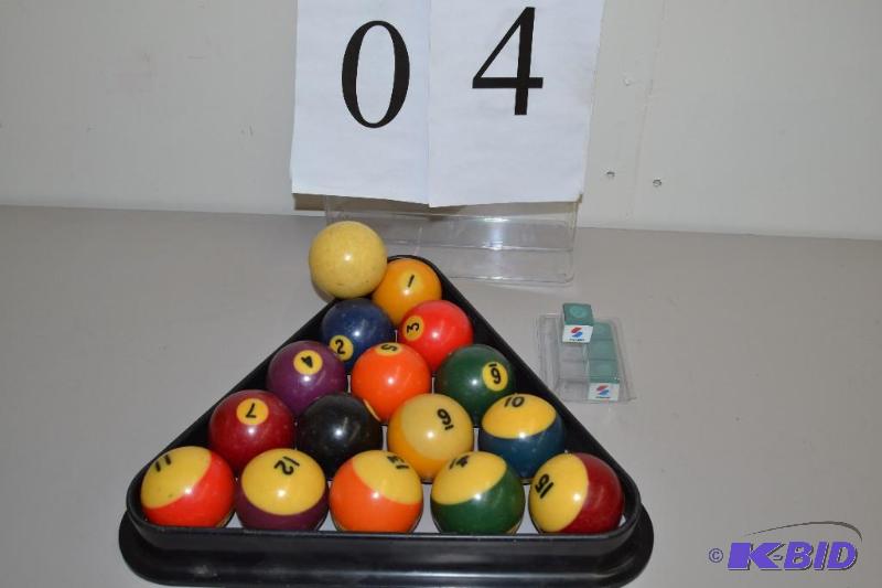 lot 4 image: Vintage billiard balls