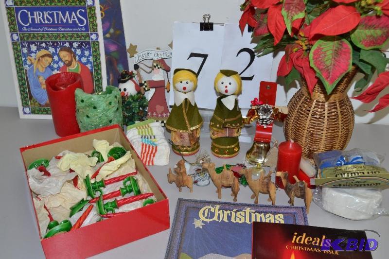lot 72 image: Christmas items