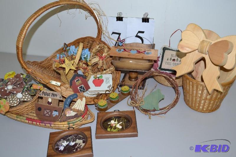 lot 75 image: Misc home decor items