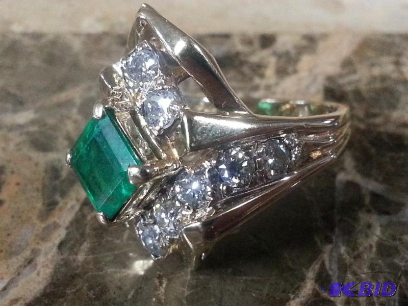 Ladies Large Emerald & 2.20 CT Diamond 14KT Gold Ring Size