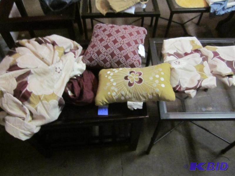Queen size bedding, includes duvet, accent pi...