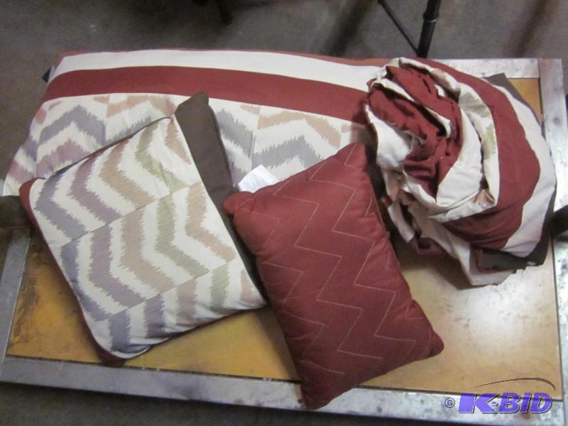 Queen size duvet with (3) accent pillows.&nbs...