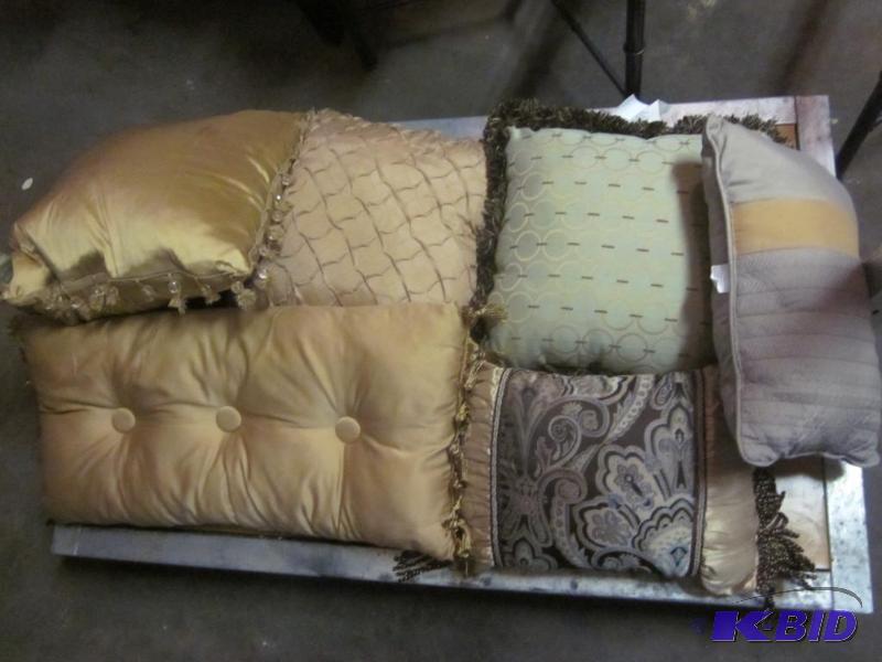 Lot of (6) accent pillows.  &nbsp  &nbsp...