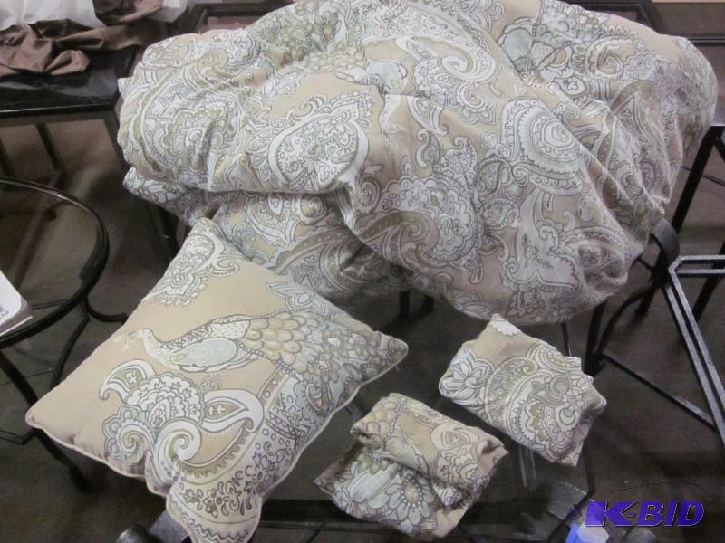 Queen quilt, bedding set, accent pillow.  &nb...