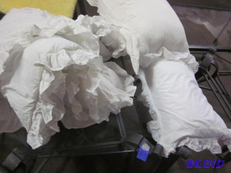 Queen quilt and accent pillows.&nbsp   &nbsp...