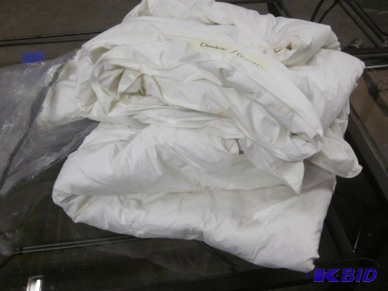 Double or Queen white comforter.&nbsp  &nbsp...