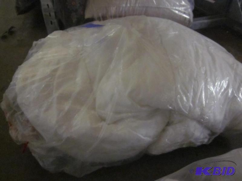 Queen size white comforter.  &nbsp  &nbsp...