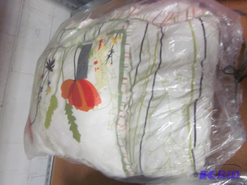 Twin comforter and 1 pillow case.  &nbsp  &n...