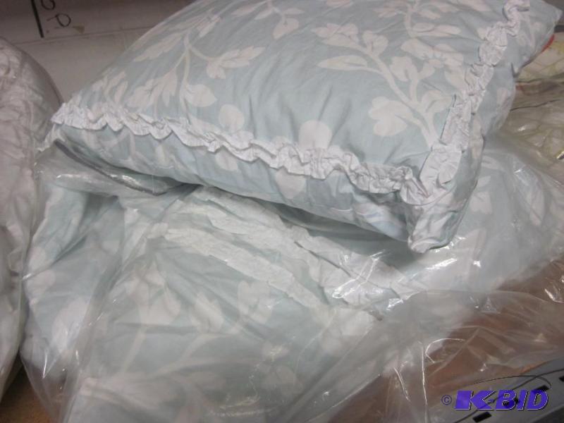 Twin comforter and pillow.  &nbsp  &nbsp...