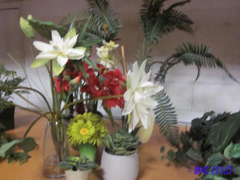 Lot of artificial plant and flowers and vases...