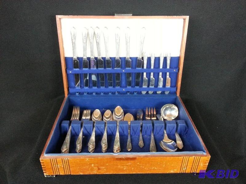 lot 2 image: 1936 Countess 64 Piece Silverplate Flatware Simeon & George S.L. & G.H Rogers - Oneida