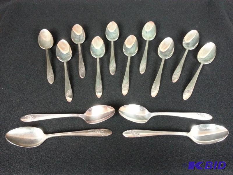 lot 3 image: 1949 Queen Bess 14 Piece Silverplate Table Spoon Flateware Oneida Community Tudor