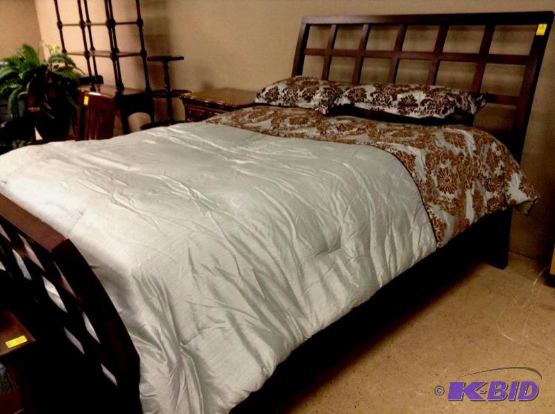 lot 105 image: Queen Size Comforter Bedding Set