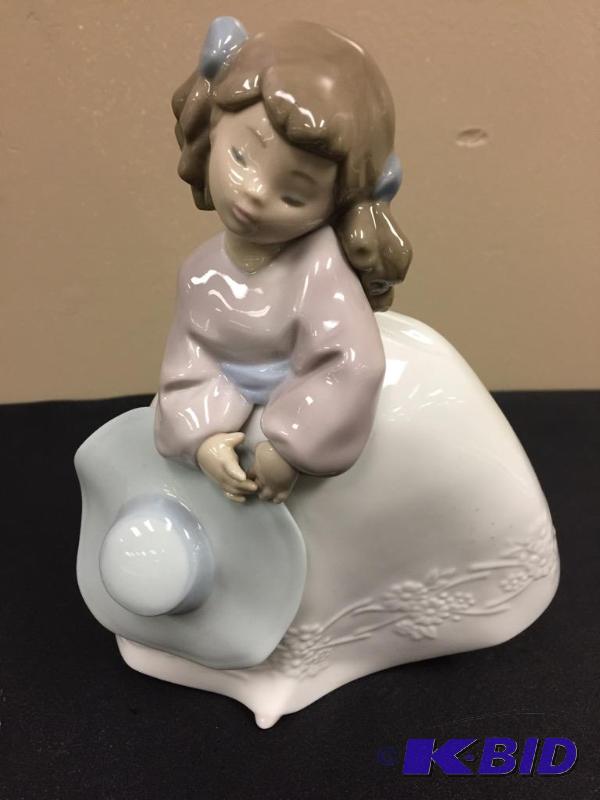 lot 106 image: LLadro NAO Spain Figurine