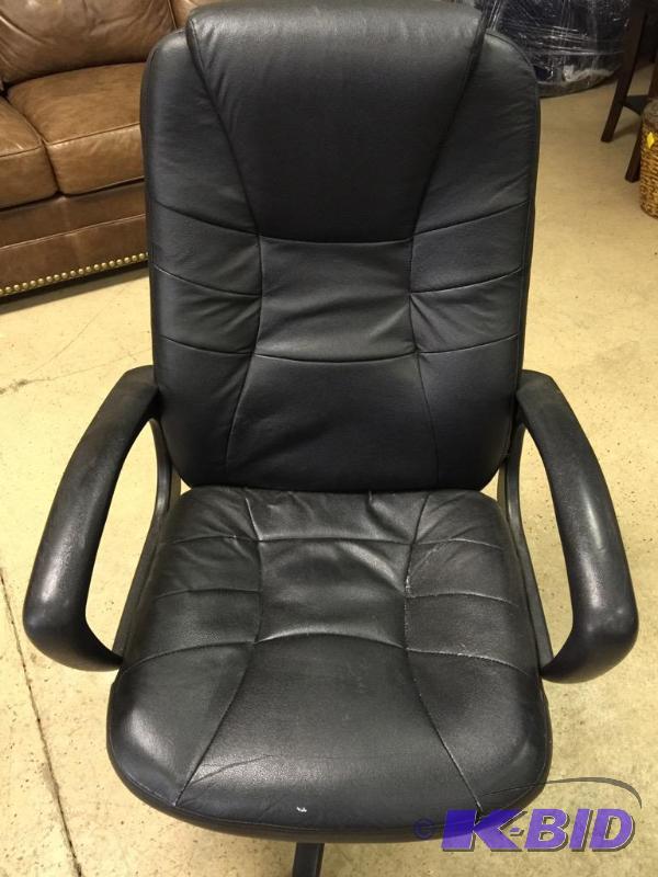 lot 38 image: Black Pleather Desk Chair