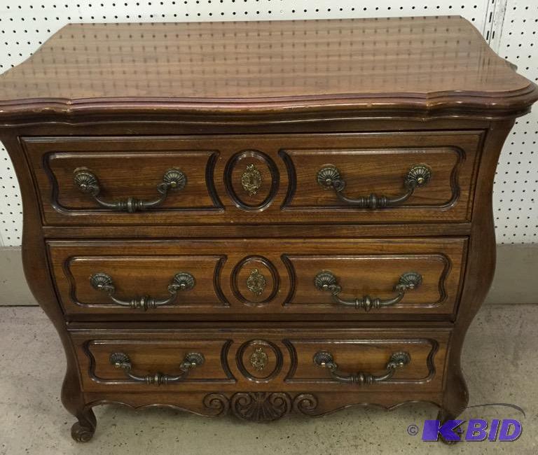 lot 46 image: Ornate 3 Drawer Vintage Dresser