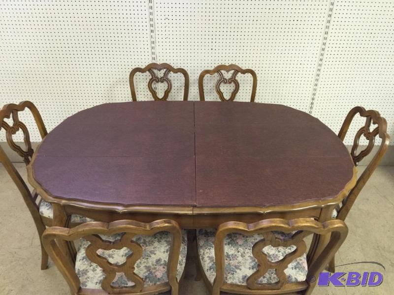 lot 53 image: Vintage Table With 2 Leaves, 6 Chairs, And 1 Table Cover