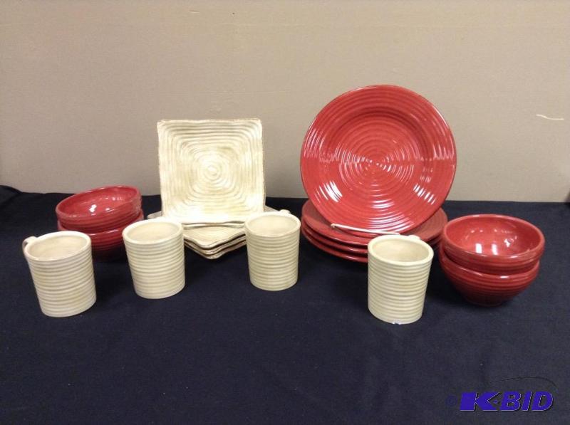 lot 69 image: 4 Piece Place Setting Linens & Things Dinnerware Set
