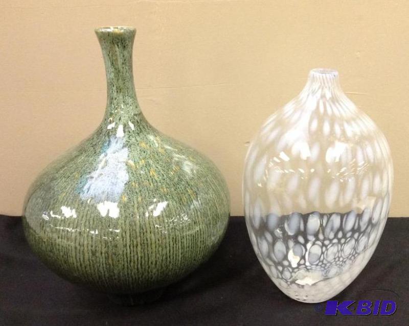 lot 80 image: 2 Vases
